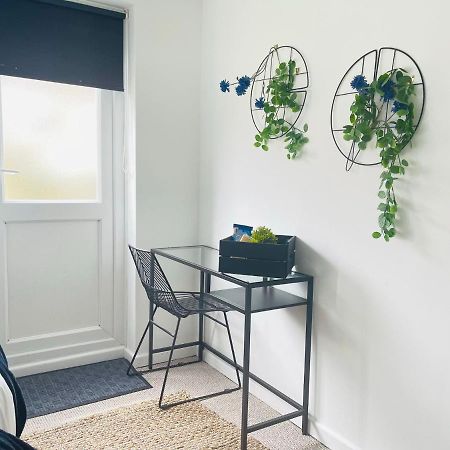 Lovely 1 Bed Home Near Hospital, With Parking & Garden Work Contractor Leisure, Sapphire Cambridge  Luaran gambar